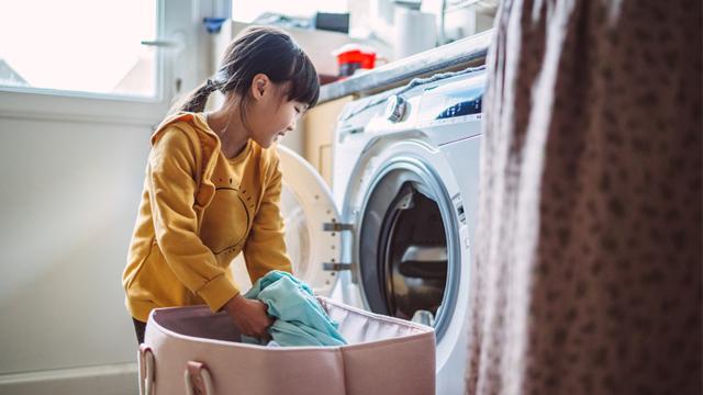 EnergyExplained_CarbonIntensity_640x360.jpg Young girl loading a washing machine